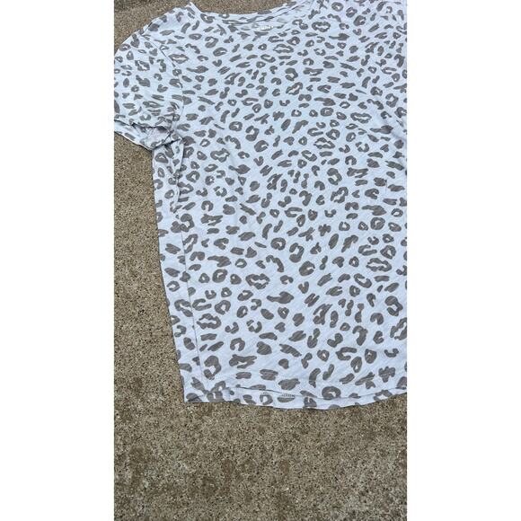 Old Navy Shirt Women Size Medium Gray Leopard Everywear Short Sleeve Blouse - Picture 2 of 4